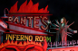 Preview: Ultimate Beetlejuice (Trench Coat with Spikes) Actionfigur & Dante's Inferno Room Deluxe Set