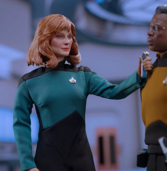 Dr. Beverly Crusher (Essential Edition) Actionfigur 1:6, Star Trek: The Next Generation, 28 cm