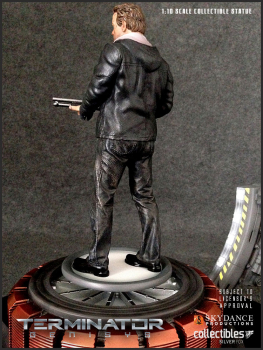 T-800 Guardian Statue