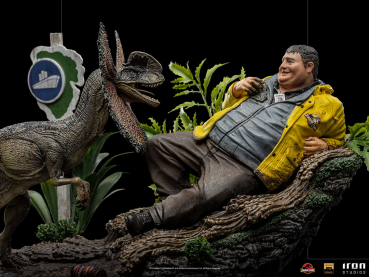 Dennis Nedry meets the Dilophosaurus Statue 1/10 Art Scale Deluxe, Jurassic Park, 21 cm