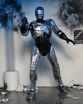 Ultimate RoboCop (Battle Damaged) & Chair Actionfigur, 18 cm