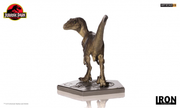 Velociraptor Statue