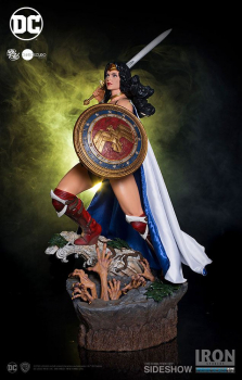 Wonder Woman Statue