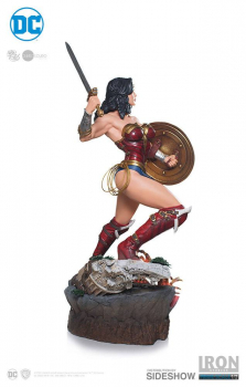 Wonder Woman Statue