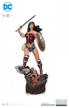 Wonder Woman Statue