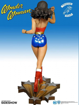 Wonder Woman Statue