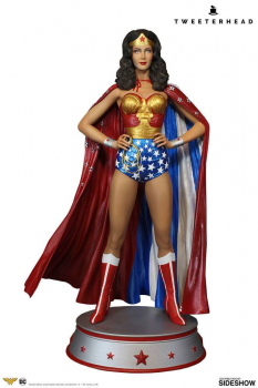 Wonder Woman Statue