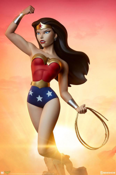 Wonder Woman Statue