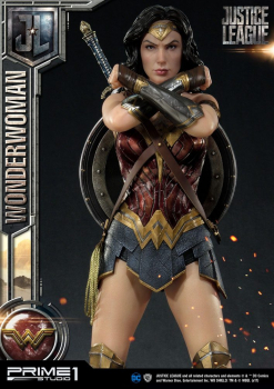 Wonder Woman Statue