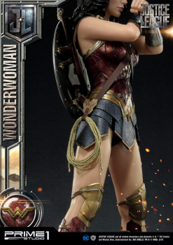 Wonder Woman Statue