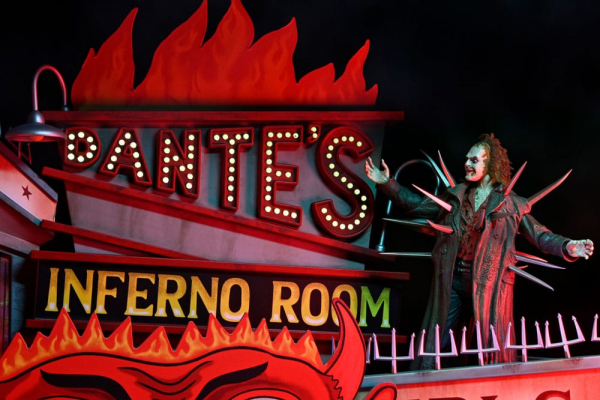 Ultimate Beetlejuice (Trench Coat with Spikes) Actionfigur & Dante's Inferno Room Deluxe Set