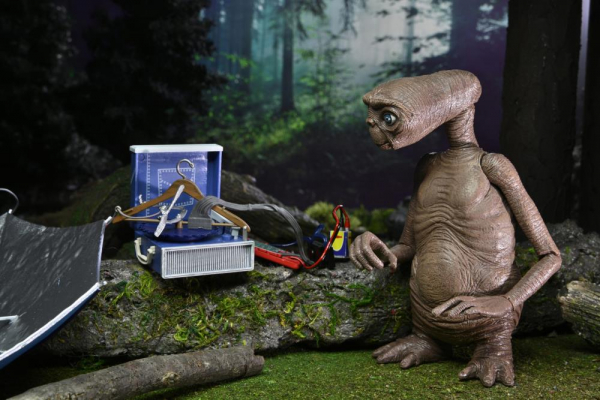 Ultimate E.T. with LED Chest Action Figure 40th Anniversary Deluxe, E.T. the Extra-Terrestrial, 11 cm