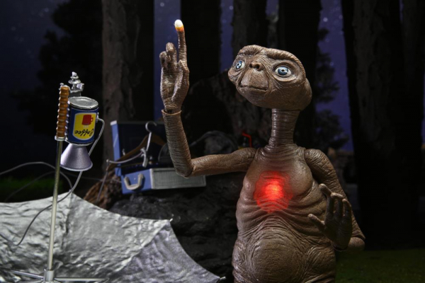 Ultimate E.T. with LED Chest Action Figure 40th Anniversary Deluxe, E.T. the Extra-Terrestrial, 11 cm