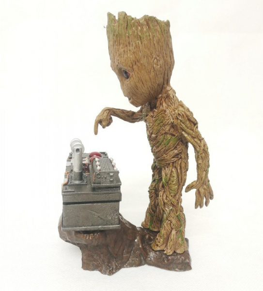 Groot Statue