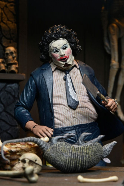 Ultimate Leatherface (Pretty Woman Mask) Actionfigur 50th Anniversary, Texas Chainsaw Massacre, 18 cm