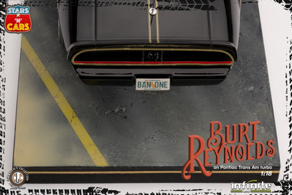 Burt Reynolds on 1980 Pontiac Trans Am Turbo 1:18 Stars 'n' Cars, Ein ausgekochtes Schlitzohr (1977), 30 cm