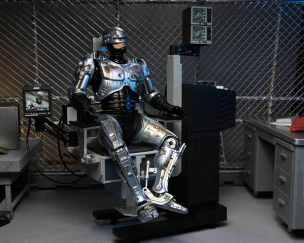 Ultimate RoboCop (Battle Damaged) & Chair Action Figure, 18 cm
