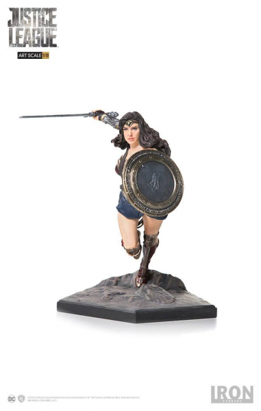 Wonder Woman Statue