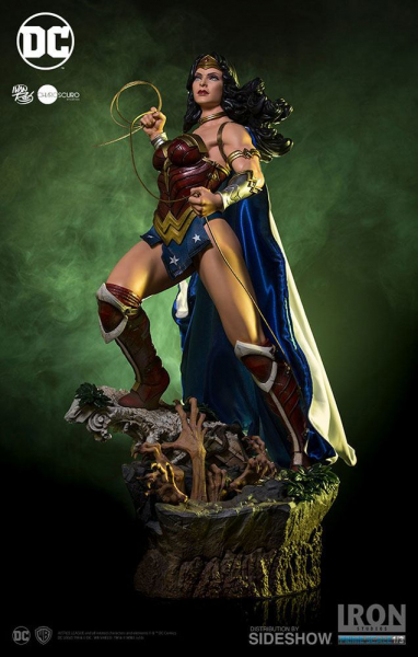 Wonder Woman Statue