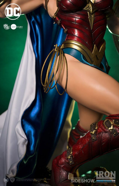 Wonder Woman Statue