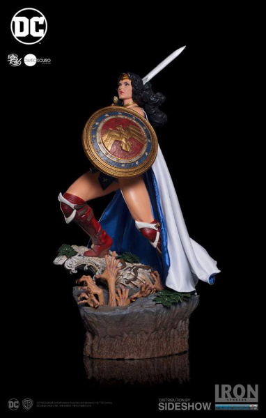 Wonder Woman Statue