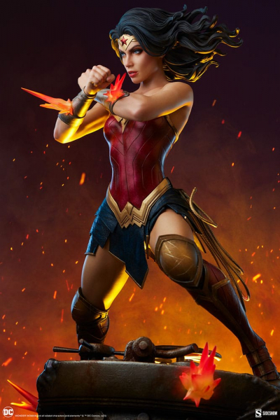 Wonder Woman: Saving the Day Statue Premium Format, DC Comics, 50 cm