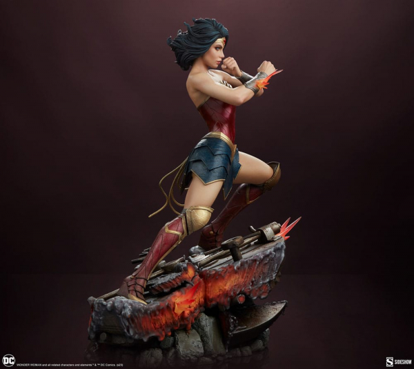 Wonder Woman: Saving the Day Statue Premium Format, DC Comics, 50 cm