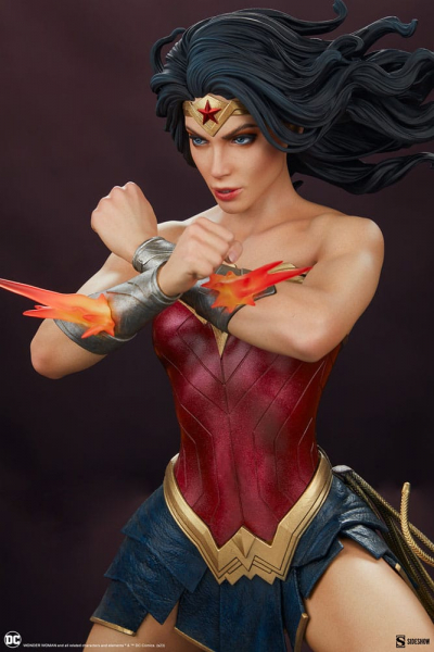 Wonder Woman: Saving the Day Statue Premium Format, DC Comics, 50 cm