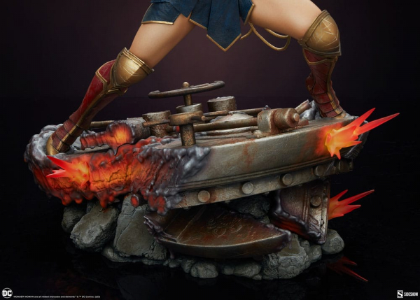 Wonder Woman: Saving the Day Statue Premium Format, DC Comics, 50 cm