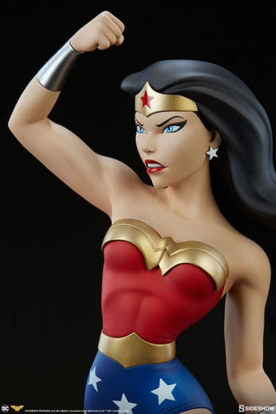 Wonder Woman Statue