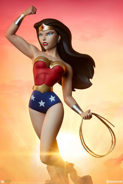 Wonder Woman Statue