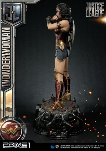 Wonder Woman Statue