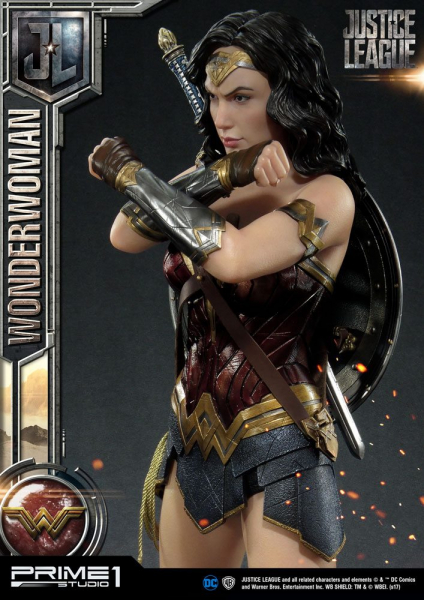 Wonder Woman Statue