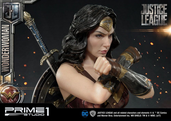 Wonder Woman Statue