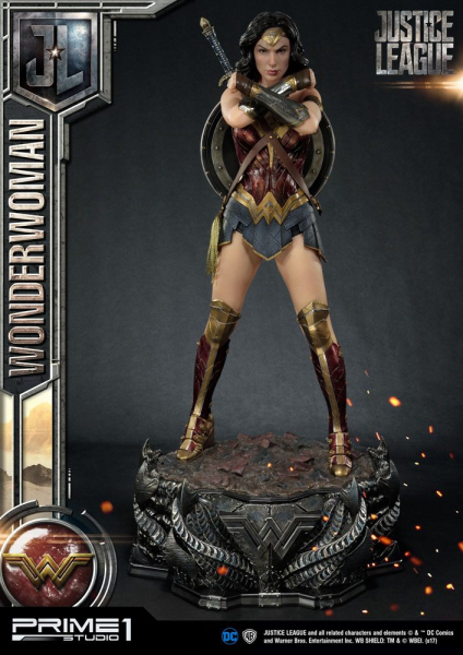 Wonder Woman Statue