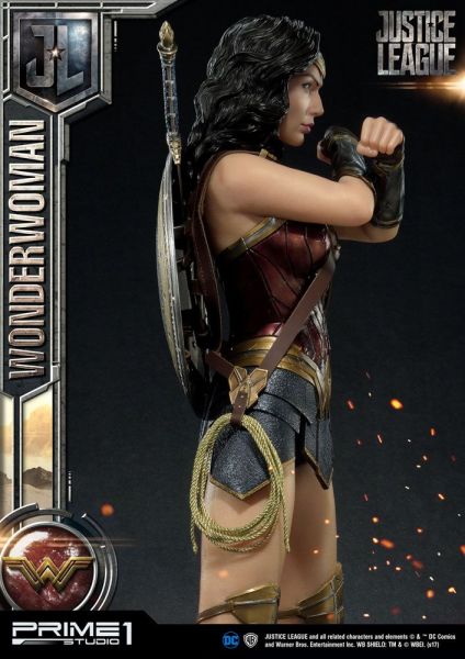 Wonder Woman Statue